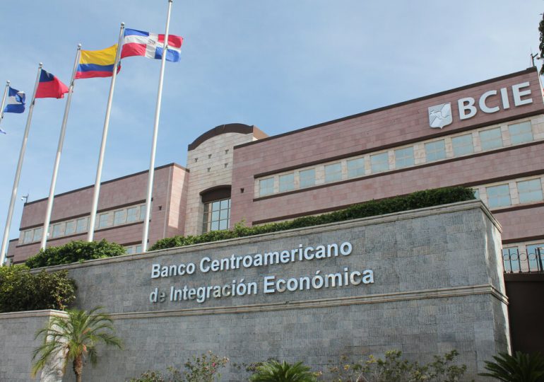 Banco Centroamericano de Integración exige a su expresidente en EEUU