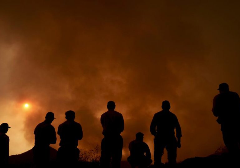 Incendios siguen incontrolables en Los Ángeles pese al clima más fresco