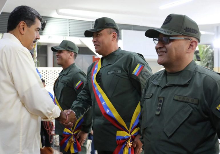 Nicolás Maduro condecora a los cuatro militares sancionados por Estados Unidos