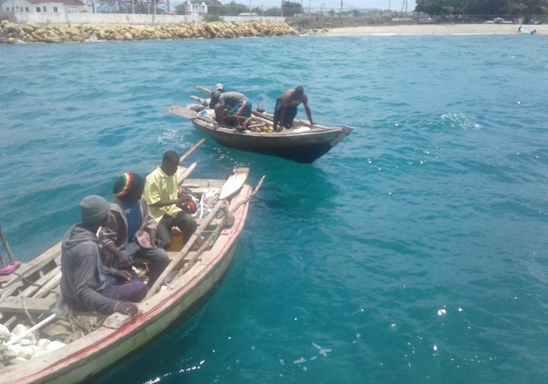 La Armada detiene a cinco haitianos por pesca ilegal en el noroeste