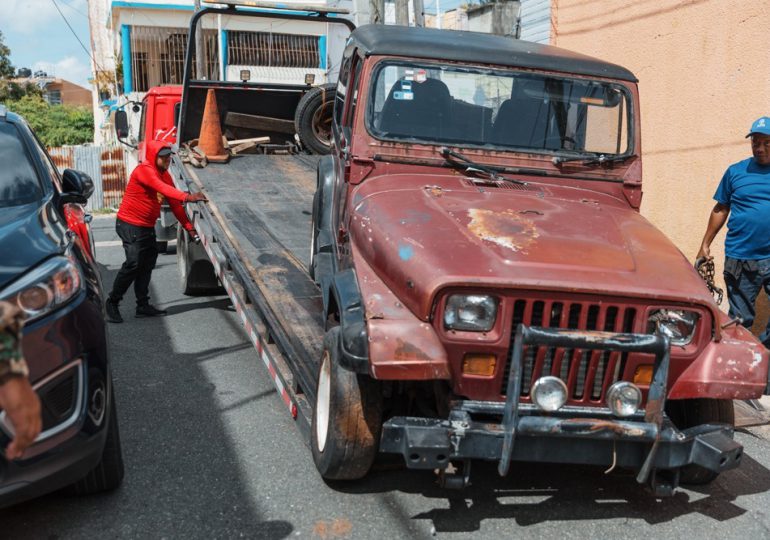 Alcaldía del DN retira chatarras que ocupaban espacios públicos en  Ensanche La Paz y Honduras