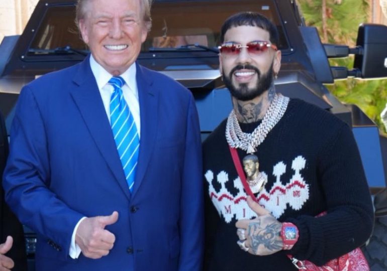 Anuel AA visita a Trump en su casa y llama a votar de nuevo por él