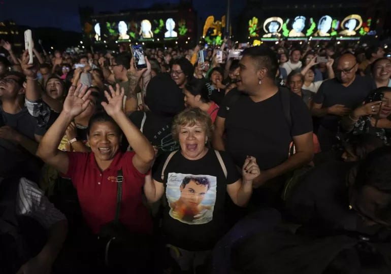 Proyección de concierto de Juan Gabriel es vista por 70,000 en el Zócalo de la Ciudad de México