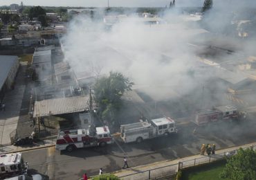 Sistema 911 envía 21 unidades de bomberos para sofocar incendio en fábrica de tabaco en Moca