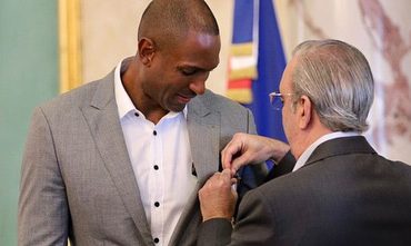 Juan Luis Guerra felicita a Al Horford por recibir la Orden del Mérito de Duarte, Sánchez y Mella