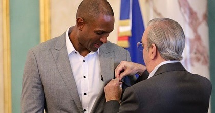 Juan Luis Guerra felicita a Al Horford por recibir la Orden del Mérito de Duarte, Sánchez y Mella