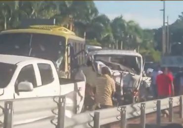 <strong>Accidente múltiple en la avenida 6 de noviembre involucra autobús de Caribe Tours</strong>