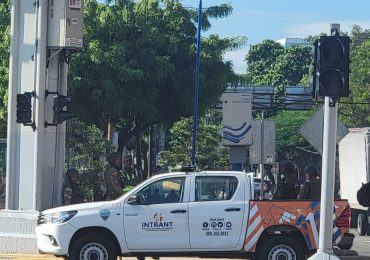 <strong>Ciudadanos exigen activación urgente de semáforos para peatones en la intersección de la avenida 27 de Febrero con Máximo Gómez</strong>