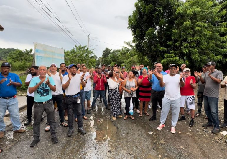 Habitantes de La Estancia en Cotuí protestan en demanda del arreglo de sus calles