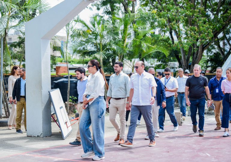 Alcalde Ulises Rodríguez supervisa avances en la renovación del parque de Villa Olga