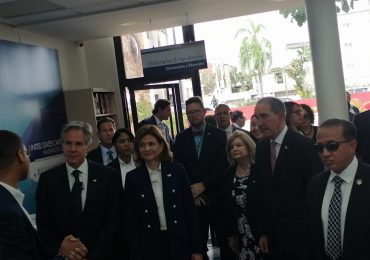 Antony Blinken y Raquel Peña visitan a estudiantes de inglés en el Dominico Americano