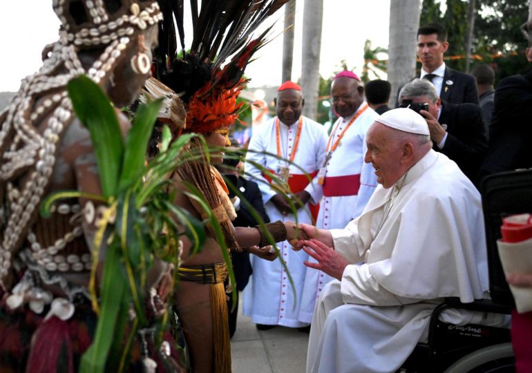 El papa confortó a los niños marginados de Papúa Nueva Guinea: Todos somos un don de Dios