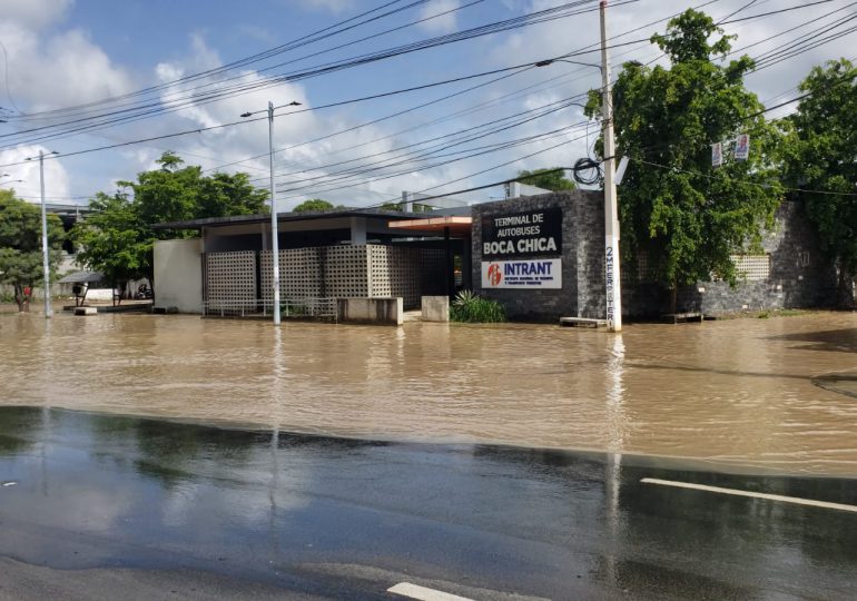 En Boca Chica piden al Ministro de Obras Publicas solucionar problema de inundación en Autopista Las Américas