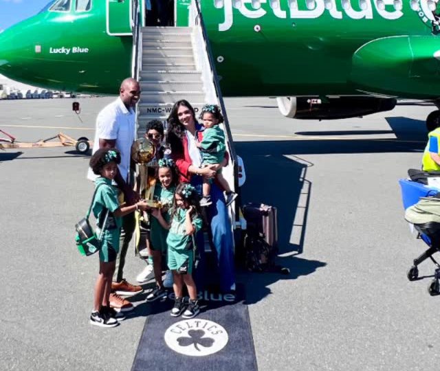 VIDEO| Con el trofeo de campeón de la NBA en manos, Al Horford y Amelia Vega ya están camino a RD