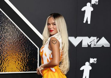 Karol G en MTV VMAs 2024 sorprende con nuevo color de cabello