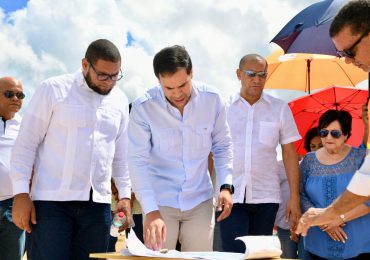 Roberto Ángel supervisa construcción proyecto habitacional comunitario en Villa Guerrero, de El Seibo