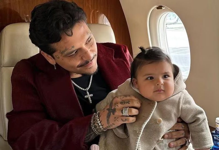 Christian Nodal responde a las críticas por no felicitar públicamente a su hija Inti