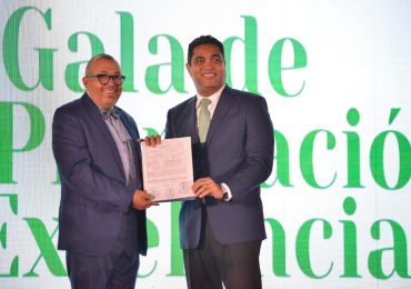 Ministro Kelvin Cruz entrega recursos para remozar oficina de la Asociación de Cronistas Deportivos de Santo Domingo