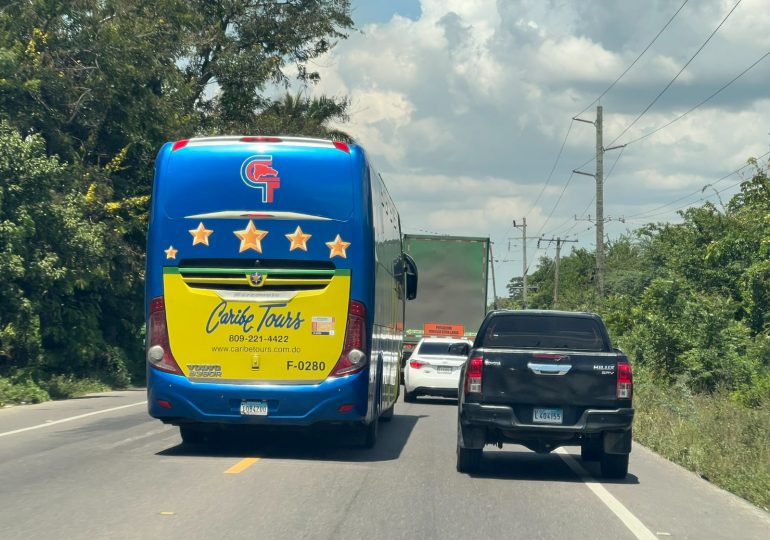 Conductor denuncia maniobras temerarias de autobús en la carretera Imbert-Puerto Plata