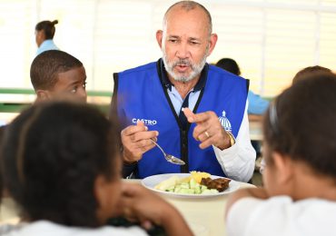 Víctor Castro destaca mínimas incidencias en entrega de más de 100 millones de raciones alimenticias al inicio del año escolar