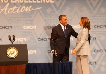 El congresista Adriano Espaillat presentó a  Kamala Harris en la Conferencia Anual de Liderazgo de CHCI