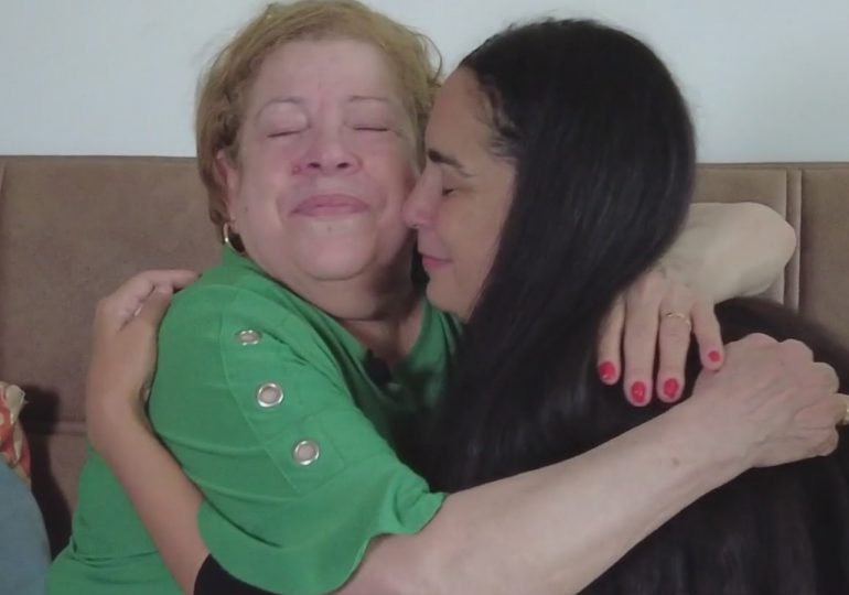 Madre dominicana se reúne con su hija robada hace 42 años en un emotivo reencuentro en Nueva York