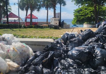 Bepensa Dominicana y más de 30 instituciones promueven el reciclaje con limpieza en Playa Güibia