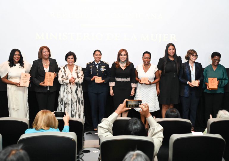 El Ministerio de la Mujer presenta historias biográficas de galardonadas con la Medalla al Mérito 2022