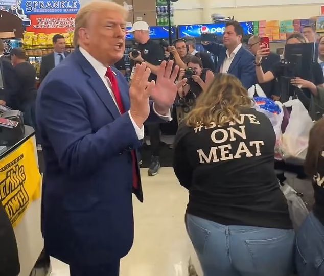 Trump ayuda a madre de tres hijos a pagar sus compras en un acto sorprendente