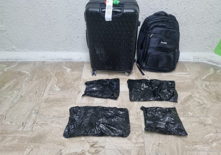 Detienen a dominico-española en Punta Cana con más de 5 kilos de presunta cocaína