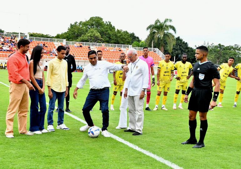 Ministro de Deportes, Kelvin Cruz, felicita al Cibao Fútbol Club por su quinto título en la LDF