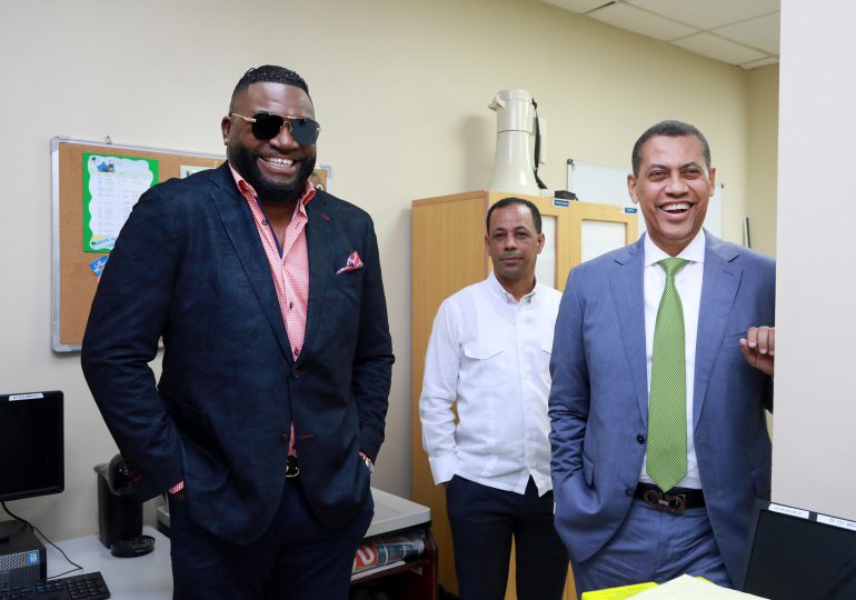 Presidente del Indotel recibe visita del exjugador de Grandes Ligas David Ortiz