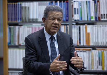 Leonel Fernández denuncia van más de 400,000 visas a haitianos en 2024 pese a cierre de consulados