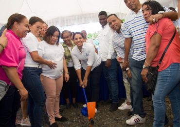 Alcaldesa Betty Gerónimo da primer picazo para construcción de obras en Santo Domingo Norte