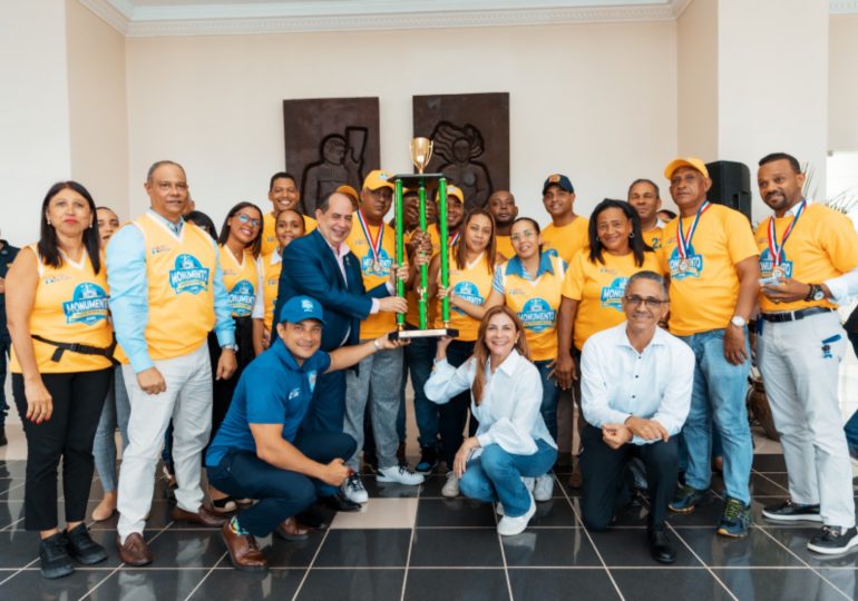 Alcaldesa Carolina Mejía entrega trofeo al equipo campeón de los Juegos ADN 2024