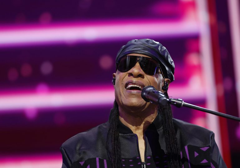 Stevie Wonder hace un llamamiento a la unidad en su primera canción en solitario en 4 años