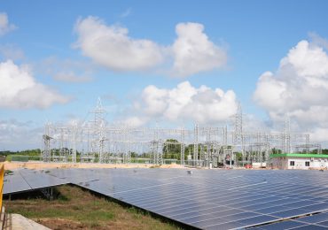 Ministro de Energía y Minas visita parque solar Mirasol de AES, que aportará 100MW al desarrollo del sector energético