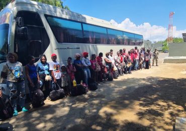 Autobús lleno de haitianos y con destino a Santo Domingo es detenido en Valverde