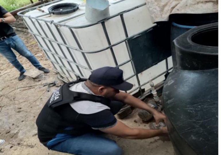 Desmantelan fábrica clandestina de alcohol adulterado en el municipio Quisqueya de SPM