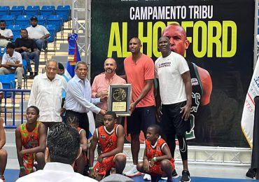 Reconocen al NBA Al Horford en La Romana tras impartir clínica a niños