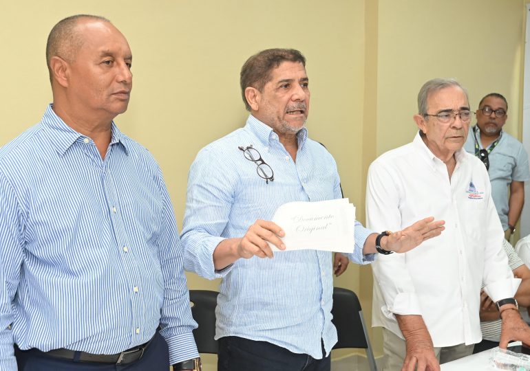 Ministro Agricultura entrega más de 70 millones de pesos a 1,059 agricultores