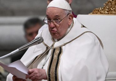 El papa reclama que "se oiga la voz de los pueblos que piden la paz"