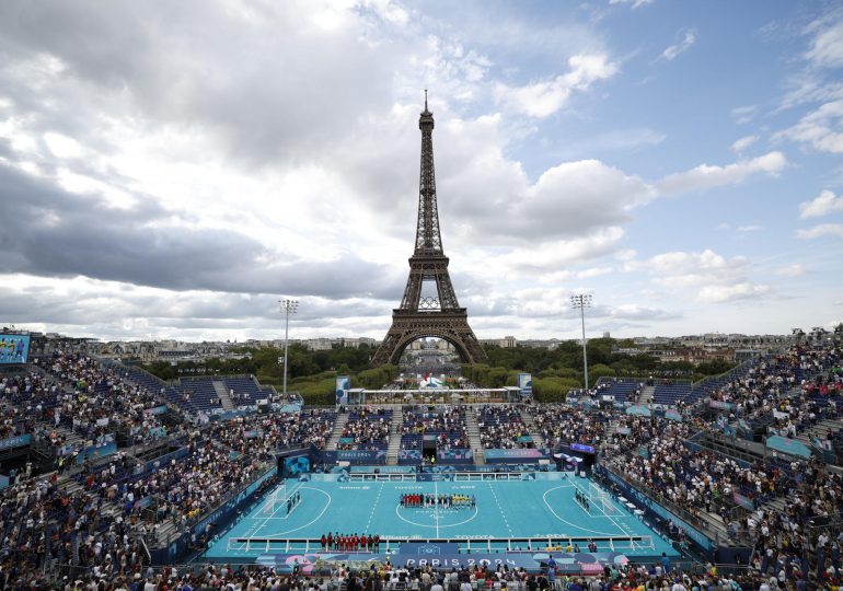 Ministra de Cultura pide consultas antes de dejar los anillos olímpicos en la torre Eiffel