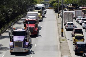 Camioneros bloquean cinco carreteras de Colombia en protesta por el alza del diésel