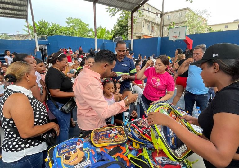 Regidor Víctor Jiménez contribuye al inicio del año escolar con la entrega de útiles a cientos de niños