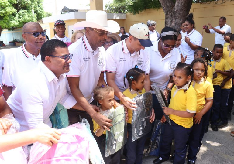 Entregan cientos de útiles escolares en escuelas de Dajabón