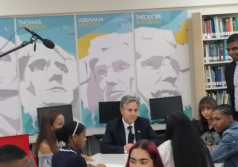 Antony Blinken se reúne con 25 estudiantes del Programa de Inglés de Inmersión