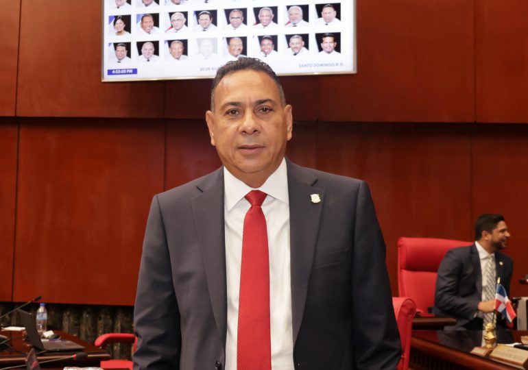 Senador de Monte Plata pide régimen de consecuencias por licitación de contrato con empresa Transcore Latam