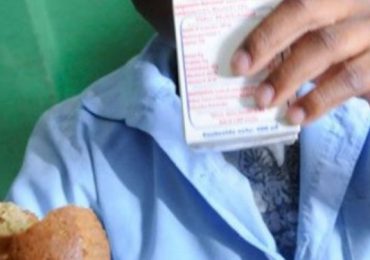 Más de 50 estudiantes intoxicados por leche del programa de alimentación escolar en Santiago