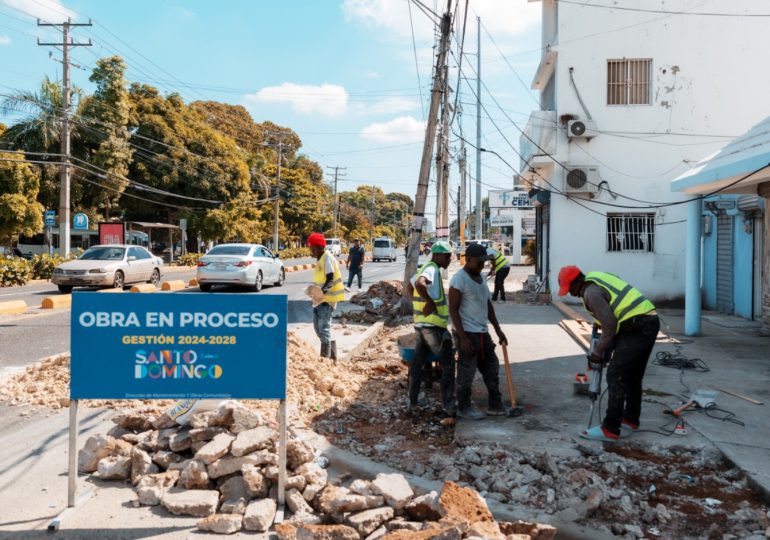 Alcaldía del Distrito Nacional construye aceras, contenes e imbornales en varios sectores de la capital